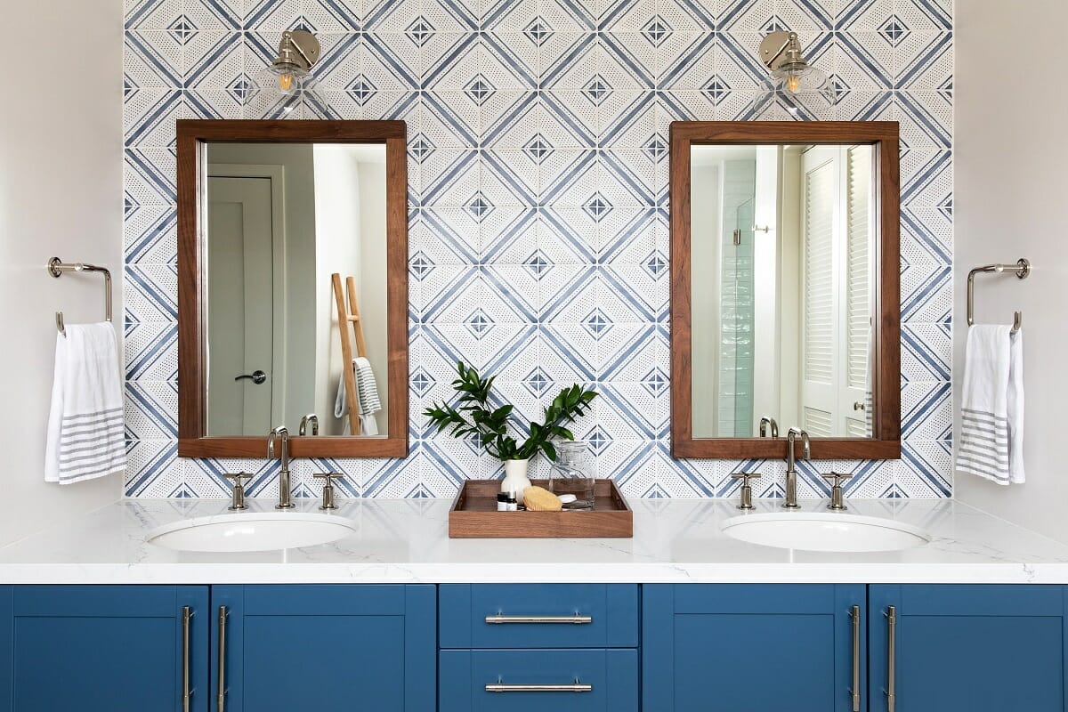Idées de mur d'accent de carreaux bleus pour une salle de bain par Caity H