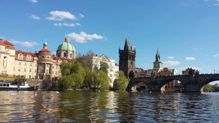 Et au milieu coule la Vltava... Prague est réputée pour sa place de la vieille ville, cœur de son centre historique, où se dressent des bâtiments baroques colorés, des églises gothiques et une horloge astronomique médiévale qui s'anime toutes les heures. (JEAN-CHARLES BERGER)