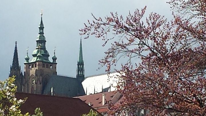 Vue de la cathédrale de Prague depuis la verdure. En République tchèque, les horaires de bureau sont généralement compris entre 8 heures et 17 heures avec une pause déjeuner raccourcie pour permettre aux employés de profiter de leur vie personnelle et de leur famille plus tôt le soir. (JEAN-CHARLES BERGER)