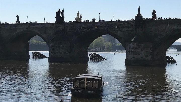 Prague est un manuel d'architecture en 3D. Les églises et les caves romanes, les cathédrales gothiques, les palais et les jardins baroques, l'élégance des bâtiments Art nouveau ainsi que l'architecture cubiste unique en font un lieu à nul autre pareil. (JEAN-CHARLES BERGER)