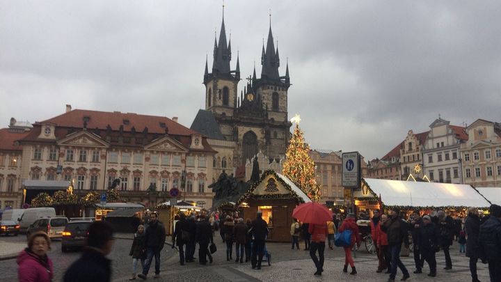 L'une des nombreuses églises de Prague, en République tchèque, surnommée la ville aux 1 000 clochers et au 1 000 tours. (JEAN-CHARLES BERGER)